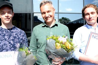 TU vant to av tre priser for god nettjournalistikk: Fra venstre: Einar Otto Stangvik, VG, TU-redaktør Svein-Erik Hole og utvikler Ruben Solvang, Teknisk Ukeblad.