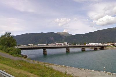 131 meter lange Rauma bru på E136 ved Åndalsnes ble stengt med øyeblikkelig virkning sent mandag ettermiddag og kan bli stengt lenge.