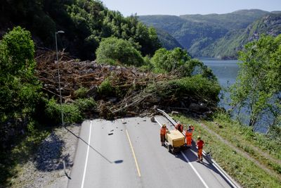 Et stort ras har gått over E16 ved Hyvingstunnelen i Voss kommune. En trailer fra Asko Vest ble truffet av deler av steinmassene. Veien vil bli stengt i lang tid framover. Foto: Paul S. Amundsen / NTB scanpix