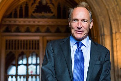 Tim Berners-Lee mener nettet har blitt for tilpasset overvåkning.
