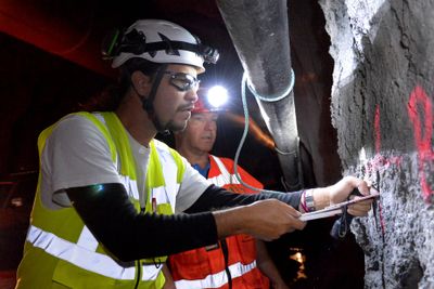 For første gang i Norge testes bruk av seismikk i selve tunneldrivingen. Jozset Hecht Mendez fra Amberg Technologies  var sammen med kontrollingeniør Hallvor Brekke fra Statens vegvesen, for å vise frem metoden i Ryfast-prosjektet.