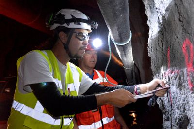 Jozset Hecht Mendez sjekkar eit av dei 24 hola som er sprengde fem meter inn i tunnelveggen. Kontrollingeniør Hallvor Brekke frå Statens vegvesen er med for å lære meir om å bruke seismikk i tunneldriving.