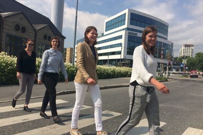 Fem handlekraftige kvinner skal lage Oslos første gåstrategi: f.h Frida Andersson (trafikk), Kristin Karlsrud Hause (Rambøll Management Consulting),Jovana Pavic (urbanisme) og Anne Bertine Fagerheim (urbanisme).