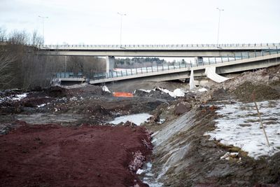 Restene etter sprengningen av Skjeggestad bru på E18 ved Holmestrand i februar i fjor. Nå er den nye brua ferdig.