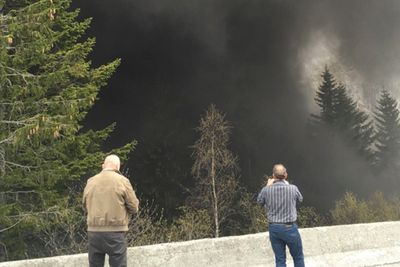 Røyk veltet ut fra Måbøtunnelen kvelden 19. mai. Et vogntog begynte å brenne inne i tunnelen.