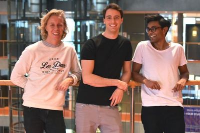 Maths Mathisen(25), Florian Winder(26) og Vinoth Vinaya(24) står bak appen Hold, som skal få studenter til å legge vekk mobilen.