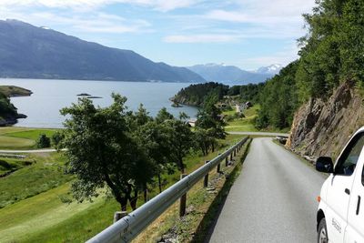 Kvinnherad Breibands biler kjører ofte i vakker natur. Nå kan Kvinnherad Energi bruke forkjøpsretten sin, og bli eneeier i selskapet.