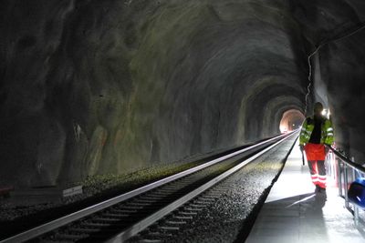 I den fire kilometer lange Gevingåstunnelen er cirka to kilometer dekket med sprøytebetong og sprøytemembran.