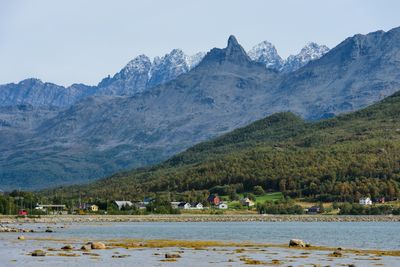 Balsfjord kommune ligger i Troms fylkeskommune, cirka én time og 20 minutter sør for Tromsø med bil.