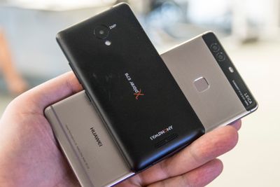 Symphony Xplorer E78 koster 370 kroner, mens telefonen bak, Huawei P9 Plus, koster over 6000 kroner. Det er mange forskjeller på disse to, men den mest avgjørende handler om batteritid.