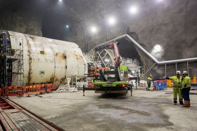 100 meter under bakken på Åsland er de to første av tunnelboremaskinene som skal drive Follobanen i ferd med å monteres sammen.