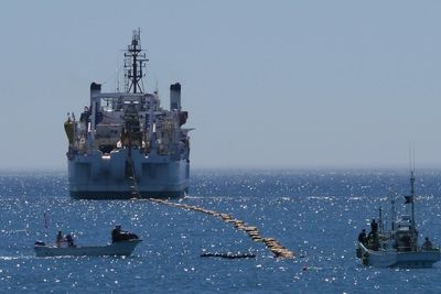 Her ankommer Faster-kabelen kysten av Minamiboso by i den japanske Chiba-provinsen, litt sør for Tokyo. Den er knyttet til den amerikanske delstaten Oregon. Nå skal Google være med på å legge en kabel med enda høyere kapasitet mellom USA og Asia.