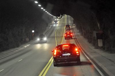 Bildet viser lavbrekk 262 meter under havet i Bømlafjordtunnelen. De nye viftene skal monteres av den som får elektro- og SRO-kontrakten. Det skal også settes en jersey-kant gjennom gjennom hele tunnelen på høyre side.