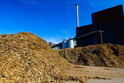 Det kan bli få mellomstore biobrenselanlegg om Norge innfører nytt EU-direktiv, advarer bransjeforeningene.