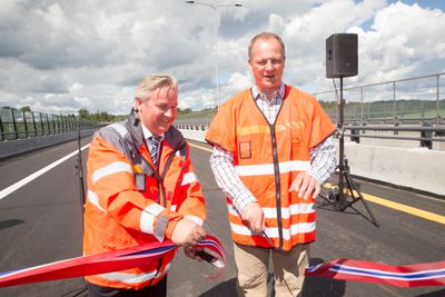 Samferdselsminister Ketil Solvik-Olsen (Frp) (til høyre) åpnet den nye sørgående Skjeggestad bru på E18 i Holmestrand mandag. Til venstre regionveisjef Kjell Inge Davik.