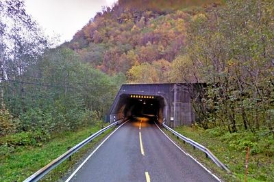 Bildet viser vestre portal av Høyangertunnelen. De som vil oppgradere elektroinstallasjonene i den, må gi anbud innen 6. september.