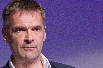 Telia-sjef Abraham Foss har levert et høringssvar til Robin-rapporten der Telia igjen antyder at de ønsker en fastnettoperasjon i Norge. Uansett ønsker selskapet å bidra til et alternativ til Telenor ved å legge egne kjøp eller leie av infrastruktur utenom Telenors transportnett. 