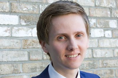 Statssekretær Reynir Jóhannesson (FRP) fastslår at kobbernettets framtid skal avgjøres i bredbåndsforumet, ikke av forvaltningen eller politikerne.