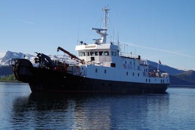 Det var kabelskipet MS Nordkabel som ble brukt til å legge sjøkabelen fra Bodø til Røst. Når denne kabelen blir tatt i bruk, vil slike utfall som fire kommuner i Lofoten nå opplever, bli historie, forhåpentligvis.
