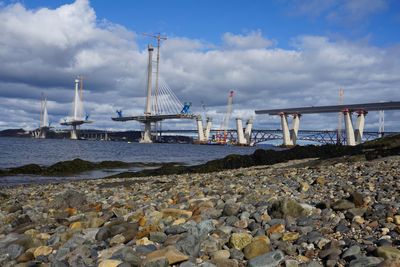 Den tredje bruforbindelsen over Queensferry ved Edinburg er nå planlagt åpnet i mai 2017.