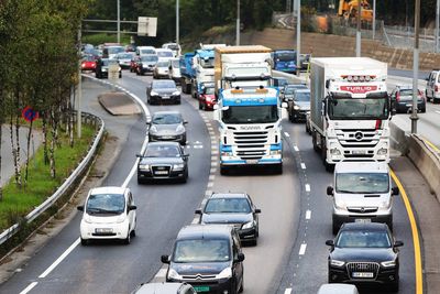 Fra mai 2018 settes nye EU-regler i kraft som stiller strengere krav til teknisk kontroll av tungtransport. Målet er å bedre trafikksikkerheten langs veiene.