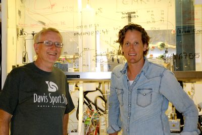 Det er mye spennende man kan gjøre med naturgass, mener Truls Norby og Christian Kjølseth, som begge har vært sentrale i utviklingen av teknologien som nå omtales i Science. Her er de i laboratoriet i Forskningsparken i Oslo hvor mye av lab-arbeidet gjøres.