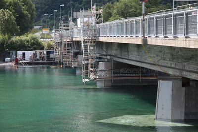 Den ene kjørebanen er fortsatt stengt over Rauma bru ved Åndalsnes. Rehabiliteringen av brua har pågått i tre år og vil koste minst tre ganger så mye som forutsatt.