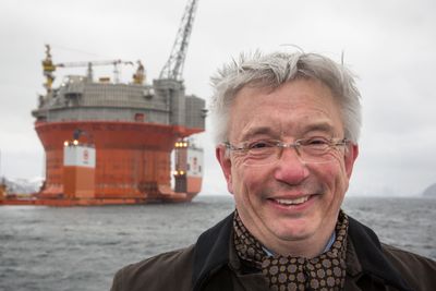 Karl Eirik Schjøtt Pedersen foran Goliat-plattformen i Barentshavet.