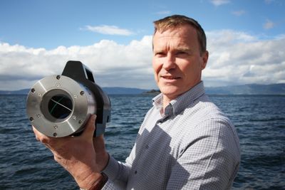 Avansert: Daglig leder Ivar Erdal med et kamera som nå er inne til ombygging. Et kamera koster ca. en million kroner og bygges med en tilrettelagt programvare avhengig av formål.