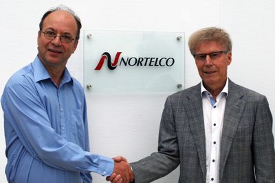 Kai Atle Myrvang, til venstre, og Bjørn Nysted fra Nortelco, som nå er eier av AD Elektronikk.