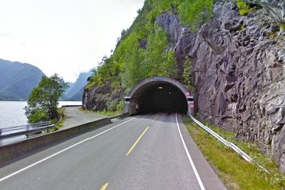 Mye rart skal skje hvis ikke Mesta får kontrakten på oppgradering av Eidfjordtunnelen. Bildet viser nordre portal med Eidfjordvatnet til venstre.
