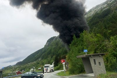 Bilde fra utsiden av Skatestraumtunnelen 15. juli i fjor da en tankbil forårsaket en voldsom brann inne i tunnelen.