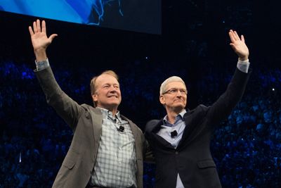 Ciscos tidligere konsernsjef John Chambers (til venstre) og Apples toppsjef Tim Cook annonserte samarbeidet i august i fjor.
