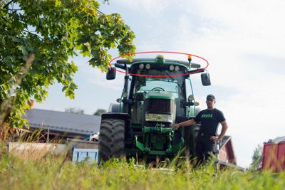 VIDEREUTVIKLES: Sensoren på toppen av Egil Hoens traktor videreutvikles nå for å kunne brukes på gras.