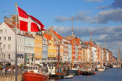 Investeringene faller i et dansk telemarked preget av sterk konkurranse. Nå ønsker arbeidsgiverorganisasjonen Dansk erhverv bedre rammebetingelser for investeringer.