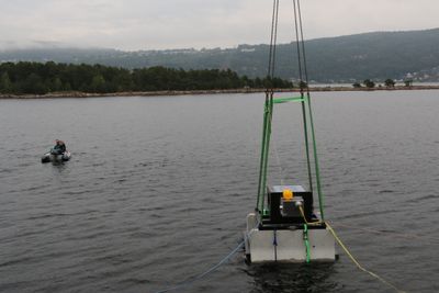 Prototypen står nå på 4,8 meters dyp i Svelvikstrømmen i Drammensfjorden.