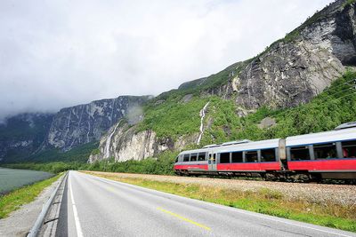 Det må heller bli dyrere og mindre attraktivt å bruke bilen, istedet for å gjøre kollektivtransporten billigere og mer tiltrekkende, mener TØI-forskeren.