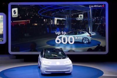Volkswagen åpnet Paris motor show med å vise fram konseptet I.D. som peker mot en kommende elbilfamilie.