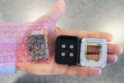Komponenter: Sensoren er bygget for masseproduksjon. I det sorte baklokket vises de fire elektrodene som måler bioimpedans i huden og gjennomføringen for UV-lyskilden og sensoren.