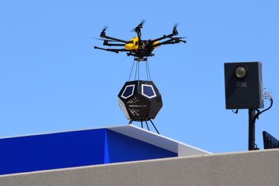 Her tester Nokia utplassering av en selvkonfigurerende basestasjon som er fløyet inn med drone.