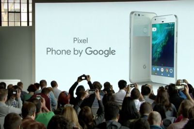 Google har lansert Pixel – nye mobiltelefoner som går rett i strupen på Apples iPhone.