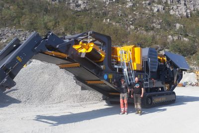 Den store knuseren på plass i pukkverket til Dalen Sandtak og Transport AS på Jørpeland. Stolt far og sønn, fra venstre Tor Dalen og Tom Dalen.