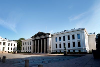 Oslo  20160802.
Universitetet i Oslo (forkortet UiO) er det eldste og høyest rangerte universitetet i Norge. Det juridiske fakultet holder til i de opprinnelige universitetsbygningene ved Karl Johans gate.