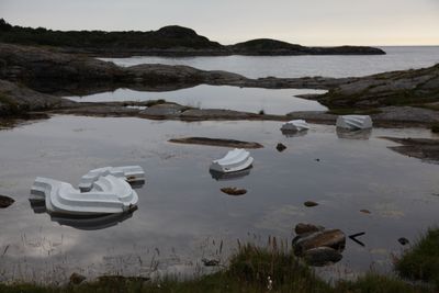 -Hadde ikke dette kunstverket kostet millioner så hadde det blitt anmeldt som hærverk og forsøpling av fin natur, skriver Odd Roar Lange i «The Travel Inspector», om marmorormen ved Atlanterhavsvegen.