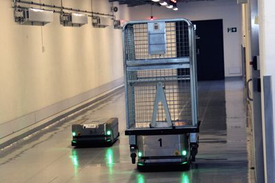 Sykehuset i Østfold bruker autonome roboter som frakter avfall og sengetøy. Disse kjører blant pasienter, ansatte og besøkende uten problemer. Om noen står i veien stanser de, og om vedkommende ikke flytter seg så sier de i fra - med østfoldialekt.