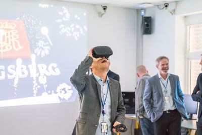 Virtuell snor: Her åpner konsernsjef Geir Håøy det nye innovasjonssenteret i Kongsberg Teknologipark.
