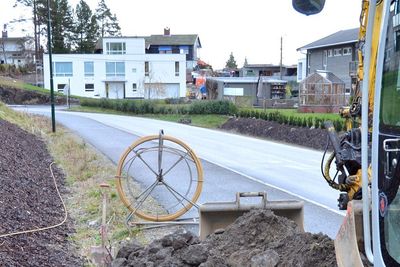 Ikke store kablen: På tross av fiberkablers små dimensjoner er det temmelig harde krav til gravedybder, reasfaltering og andre kostnadsdivende elementer mange kommuner forlanger av utbyggerne.