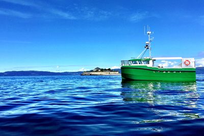Karoline er verdens første elektriske sjark. Det snaut 11 meter lange fartøyet bruker dieselgenerator til og fra fiskefeltet, 2,5 timer fra hjemhanen Vannvåg i Troms. Nå vil Bellona med flere ha store deler av den norsk fiskeflåten over på eldrift.