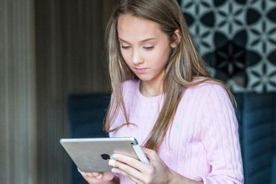 Seks av ti sjuendeklassinger bruker digitalt utstyr sjeldnere enn én gang i uken i sentrale skolefag som matte og norsk, ifølge en rapport fra Senter for IKT i utdanningen.