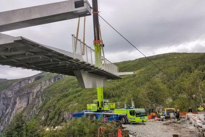 Arbeidet utføres med minst mulig inngrep i naturen, og det er utfordrende når store konstruksjoner på mange tonn skal løftes på plass.